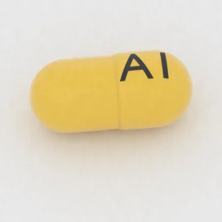 Amantadyna 100 mg, kapsułka: żółta, 16 mm, z oznaczeniem A1.