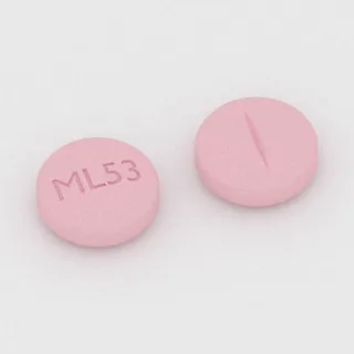 Kandesartan 8 mg tablet: pembe, yuvarlak, 7 mm, çentikli, üzerinde ML53 baskısı var.
