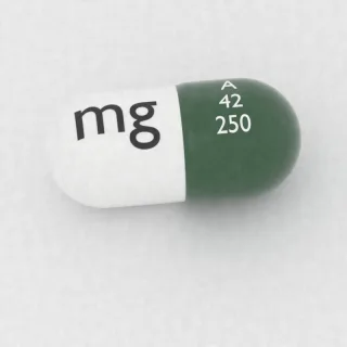 كبسولة سيفالكسين 250 mg: أخضر وأبيض، 18 مم، النقش A 42 250 mg.