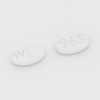 Betanecol 5 mg em comprimido: branco, oval, 7 mm, sulcado, com a gravação W de um lado e 965 do outro.