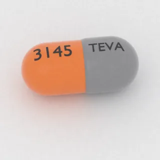 كبسولة سيفالكسين 250 mg: رمادي وبرتقالي، 18 مم، النقش TEVA على أحد الوجهين و3145 على الوجه الآخر.