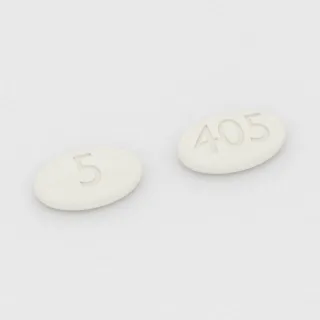 Ambrisentan 5 mg Tablette: weiß, oval, 8 mm, Prägung 5 auf der einen Seite und 405 auf der anderen.