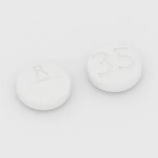 Clonazepam 2 mg Tablette: weiß, rund, 8 mm, mit Bruchkerbe, Prägung R auf der einen Seite und 35 auf der anderen.