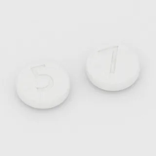 Buprenorphin und Naloxon 5.7 mg / 1.4 mg Tablette: weiß, rund, 7 mm, Prägung 5 auf der einen Seite und 7 auf der anderen.