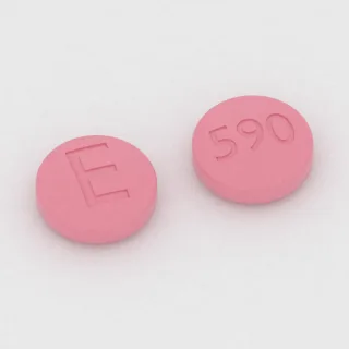 Aliskiren 150 mg, tabletka: różowa, okrągła, 11 mm, z oznaczeniem E po jednej stronie i 590 po drugiej.