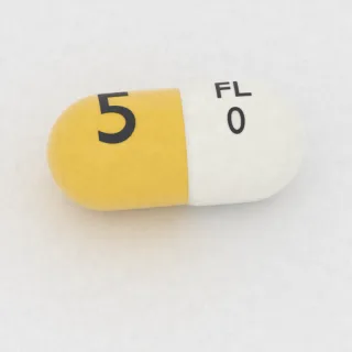 कैरिप्राज़िन 0.5 mg कैप्सूल: सफ़ेद, पीला और स्लेटी, 14 mm, इम्प्रिंट FL 0 5।