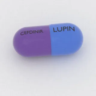 Cefdinir, cápsula de 300 mg: azul y morada, 22 mm, con la inscripción LUPIN en una cara y CEFDINIR en la otra.
