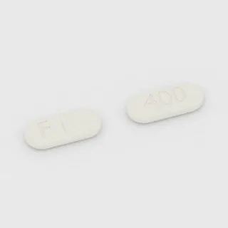 Céfixime 400 mg en comprimé : blanc, oblong, 18 mm, sécable, inscription F sur une face et 400 sur l'autre.