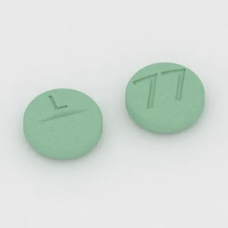 Chlortalidon 50 mg, tabletka: zielona, okrągła, 7 mm, z linią podziału, z oznaczeniem L po jednej stronie i 77 po drugiej.