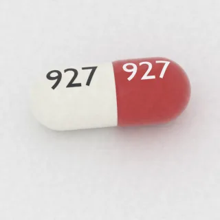 كبسولة أسبرين وديبيريدامول 25 mg / 200 mg: أحمر وأبيض، 24 مم، النقش 927 على أحد الوجهين و927 على الوجه الآخر.