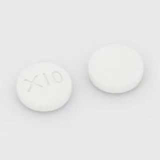 अल्फुज़ोसिन 10 mg टैबलेट: सफ़ेद, गोल, 8 mm, इम्प्रिंट X10।