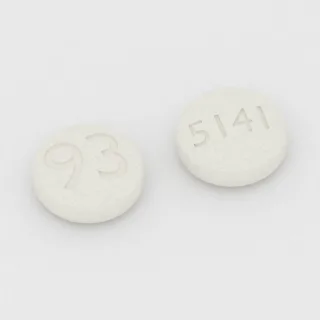 Kwas alendronowy 10 mg, tabletka: biała, okrągła, 8 mm, z oznaczeniem 93 po jednej stronie i 5141 po drugiej.