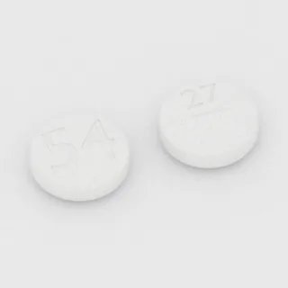 Parasetamol 500 mg tablet: beyaz, yuvarlak, 12 mm, çentikli, bir yüzünde 54, diğer yüzünde 27 baskısı var.