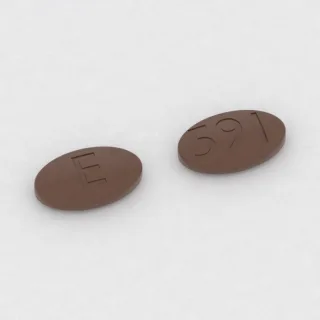 Aliskiren 300 mg, tabletka: brązowa, owalna, 18 mm, z oznaczeniem E po jednej stronie i 591 po drugiej.
