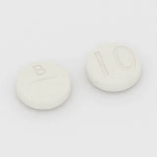 Baclofen 10 mg Tablette: weiß, rund, 9 mm, mit Bruchkerbe, Prägung B auf der einen Seite und 10 auf der anderen.