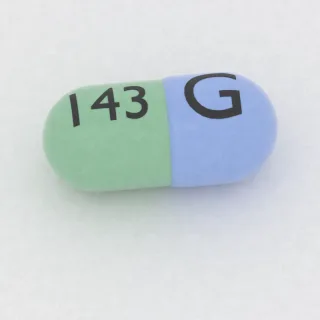 Klindamycyna 150 mg, kapsułka: niebieska i zielona, 19 mm, z oznaczeniem G po jednej stronie i 143 po drugiej.