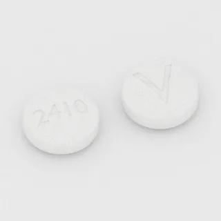 Karyzoprodol 350 mg, tabletka: biała, okrągła, 12 mm, z oznaczeniem 2410 po jednej stronie i V po drugiej.