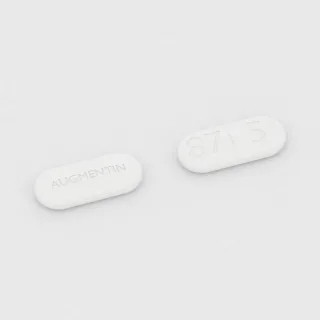 Amoksycylina + kwas klawulanowy 875 mg / 125 mg, tabletka: biała, w kształcie kapsułki, 18 mm, z linią podziału, z oznaczeniem AUGMENTIN po jednej stronie i 875 po drugiej.
