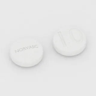 एम्लोडिपिन 10 mg टैबलेट: सफ़ेद, गोल, 10 mm, एक तरफ़ इम्प्रिंट NORVASC और दूसरी तरफ़ 10।