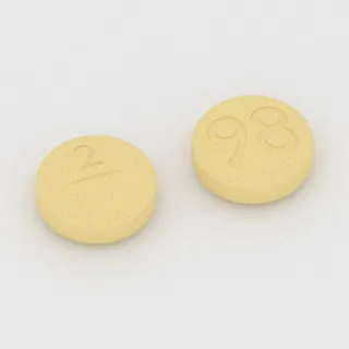 Amiodaron 400 mg, tabletka: żółta, okrągła, 13 mm, z linią podziału, z oznaczeniem 2 po jednej stronie i 98 po drugiej.