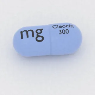 Klindamycyna 300 mg, kapsułka: niebieska, 22 mm, z oznaczeniem Cleocin 300 mg.