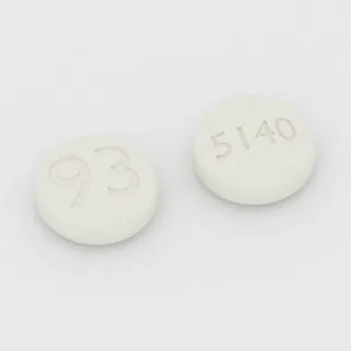 Kwas alendronowy 5 mg, tabletka: biała, okrągła, 8 mm, z oznaczeniem 93 po jednej stronie i 5140 po drugiej.
