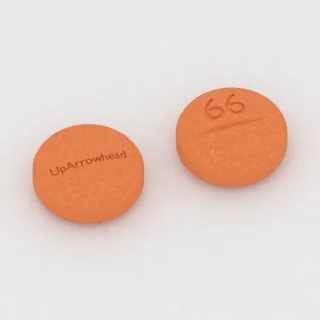 Clonazepam 0.5 mg Tablette: orange, rund, 8 mm, mit Bruchkerbe, Prägung UpArrowhead auf der einen Seite und 66 auf der anderen.