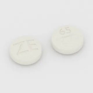 Amiodaron 200 mg Tablette: weiß, rund, 10 mm, mit Bruchkerbe, Prägung ZE auf der einen Seite und 65 auf der anderen.