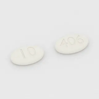 Ambrisentan 10 mg Tablette: weiß, oval, 11 mm, Prägung 10 auf der einen Seite und 406 auf der anderen.