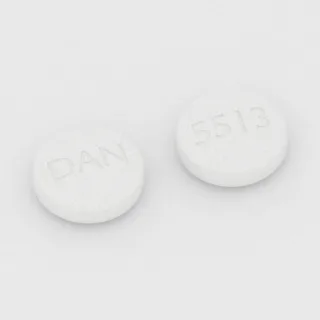 Karyzoprodol 350 mg, tabletka: biała, okrągła, 12 mm, z oznaczeniem DAN po jednej stronie i 5513 po drugiej.