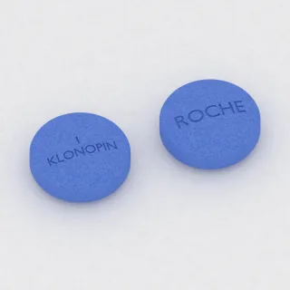Klonazepam 1 mg, tabletka: niebieska, okrągła, 9 mm, z oznaczeniem 1 KLONOPIN ROCHE.