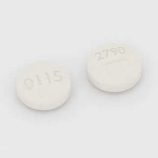 Cloroquina, tableta de 250 mg: blanca, redonda, 10 mm, ranurada, con la inscripción 0115 en una cara y 2790 en la otra.