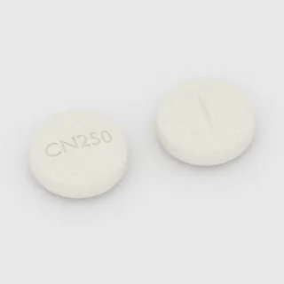 Cloroquina, tableta de 250 mg: blanca, redonda, 10 mm, ranurada, con la inscripción CN250.