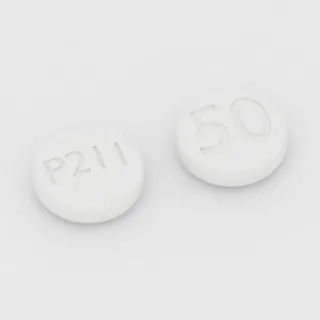 Acarbosa, tableta de 50 mg: blanca, redonda, 7 mm, con la inscripción P211 en una cara y 50 en la otra.