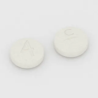 Captopril 100 mg Tablette: weiß, rund, 11 mm, mit Bruchkerbe, Prägung 4 auf der einen Seite und C auf der anderen.