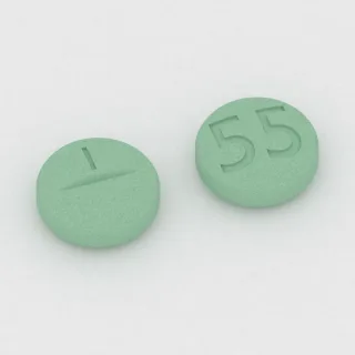 Chlortalidon 50 mg, tabletka: zielona, okrągła, 7 mm, z linią podziału, z oznaczeniem I po jednej stronie i 55 po drugiej.