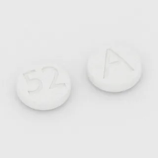 Benazepryl 10 mg, tabletka: biała, okrągła, 6 mm, z oznaczeniem 52 po jednej stronie i A po drugiej.