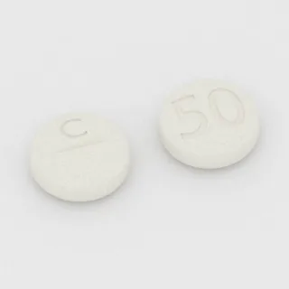 Captopril 50 mg Tablette: weiß, rund, 9 mm, mit Bruchkerbe, Prägung C auf der einen Seite und 50 auf der anderen.