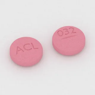 Candésartan 32 mg en comprimé : rose, rond, 10 mm, sécable, inscription ACL sur une face et 032 sur l'autre.