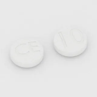 Cetirizin 10 mg Tablette: weiß, rund, 10 mm, Prägung CE auf der einen Seite und 10 auf der anderen.