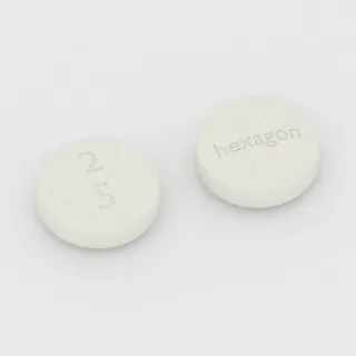 Asenapina 2.5 mg, tabletka: biała, okrągła, 12 mm, z oznaczeniem 2 5 hexagon.