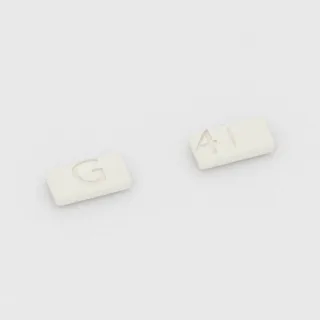 Cetirizin 10 mg Tablette: weiß, rechteckig, 9 mm, mit Bruchkerbe, Prägung G auf der einen Seite und 4 auf der anderen.