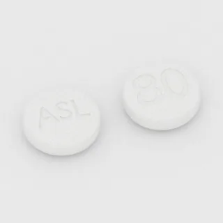 Azilsartan 80 mg en comprimé : blanc, rond, 10 mm, inscription ASL sur une face et 80 sur l'autre.