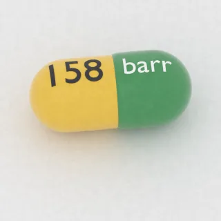 Kapsul Klordiazepoksid 5 mg: hijau dan kuning, 14 mm, dengan kode cetak barr di satu sisi dan 158 di sisi lainnya.