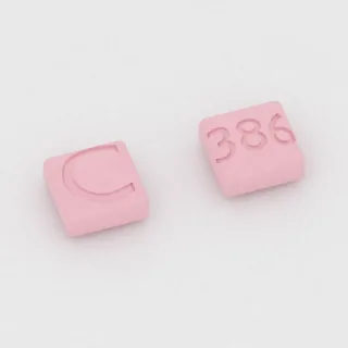 Ambrisentan 5 mg Tablette: rosa, quadratisch, 7 mm, Prägung C auf der einen Seite und 386 auf der anderen.