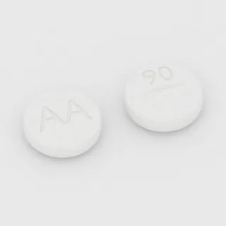Salbutamol 4 mg Tablette: weiß, rund, 9 mm, mit Bruchkerbe, Prägung AA auf der einen Seite und 90 auf der anderen.