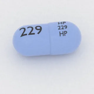 Asiklovir 200 mg kapsül: mavi ve mavi, 19 mm, üzerinde HP 229 HP 229 baskısı var.
