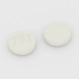 Asiklovir 400 mg tablet: beyaz, yuvarlak, 11 mm, üzerinde 791 baskısı var.