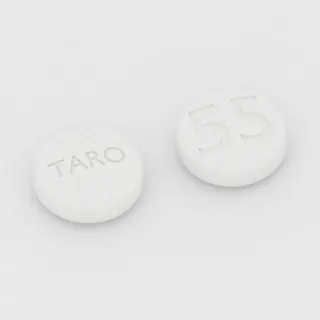 Amiodaron 100 mg Tablette: weiß, rund, 8 mm, Prägung TARO auf der einen Seite und 55 auf der anderen.