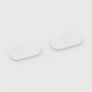 Captopril 100 mg Tablette: weiß, kapselförmig, 15 mm, mit Bruchkerbe, Prägung C auf der einen Seite und 35 auf der anderen.